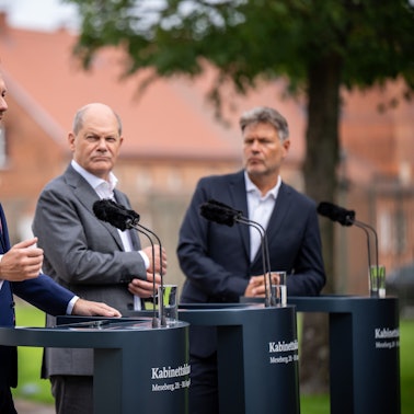 30.08.2023, Brandenburg, Meseberg: Bundeskanzler Olaf Scholz (SPD, M), Christian Lindner (FDP, l), Bundesminister der Finanzen,und Robert Habeck (Bündnis 90/Die Grünen), Bundesminister für Wirtschaft und Klimaschutz, nehmen am Pressesstatement nach der Halbzeit-Klausur des Bundeskabinetts vor Schloss Meseberg teil. Bundeskanzler Olaf Scholz (SPD) und seine 16 Minister sind in Brandenburg zur fünften Klausurtagung der Ampelregierung zusammengekommen. Foto: Michael Kappeler/dpa +++ dpa-Bildfunk +++