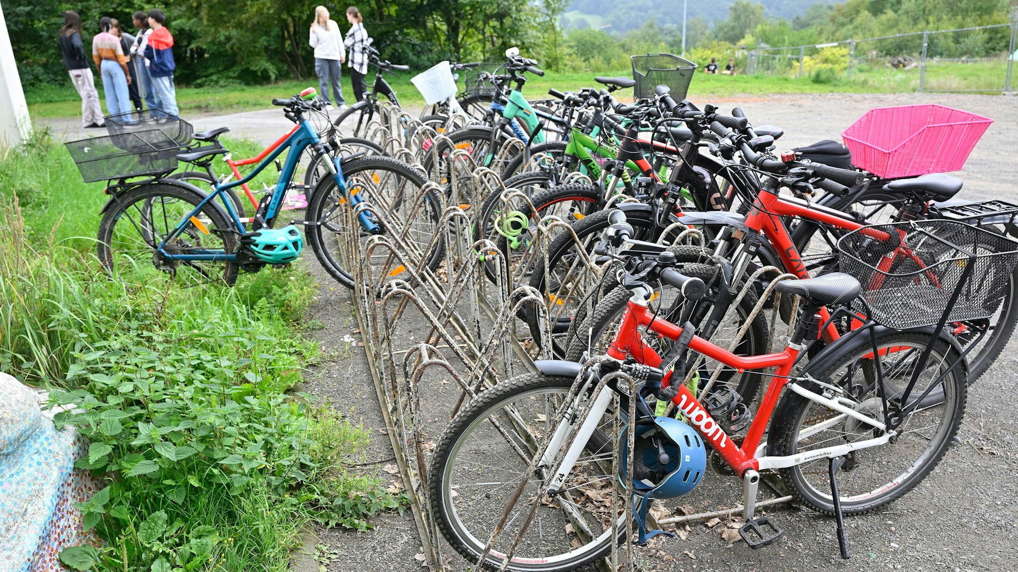 Auf unzureichende Fahrrad-Abstellanlagen am Rösrather Schulzentrum hat zunächst die Initiative Rösrath Velocity aufmerksam gemacht. Inzwischen ist das Thema auch bei der Politik angekommen, die Stadtverwaltung reagiert auf den Druck.