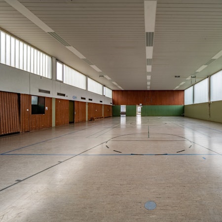 Eine leere Turnhalle.