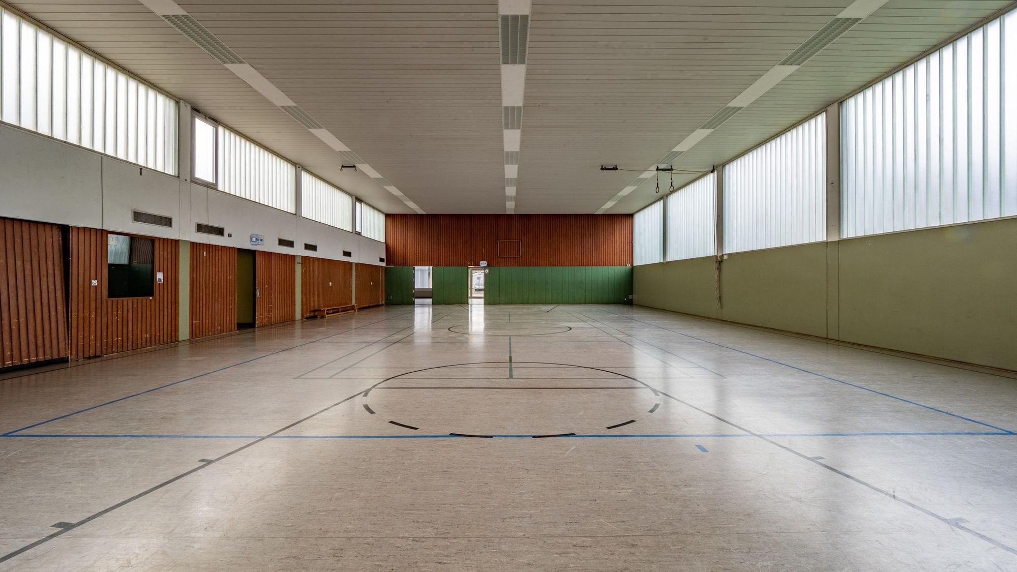 Eine leere Turnhalle.