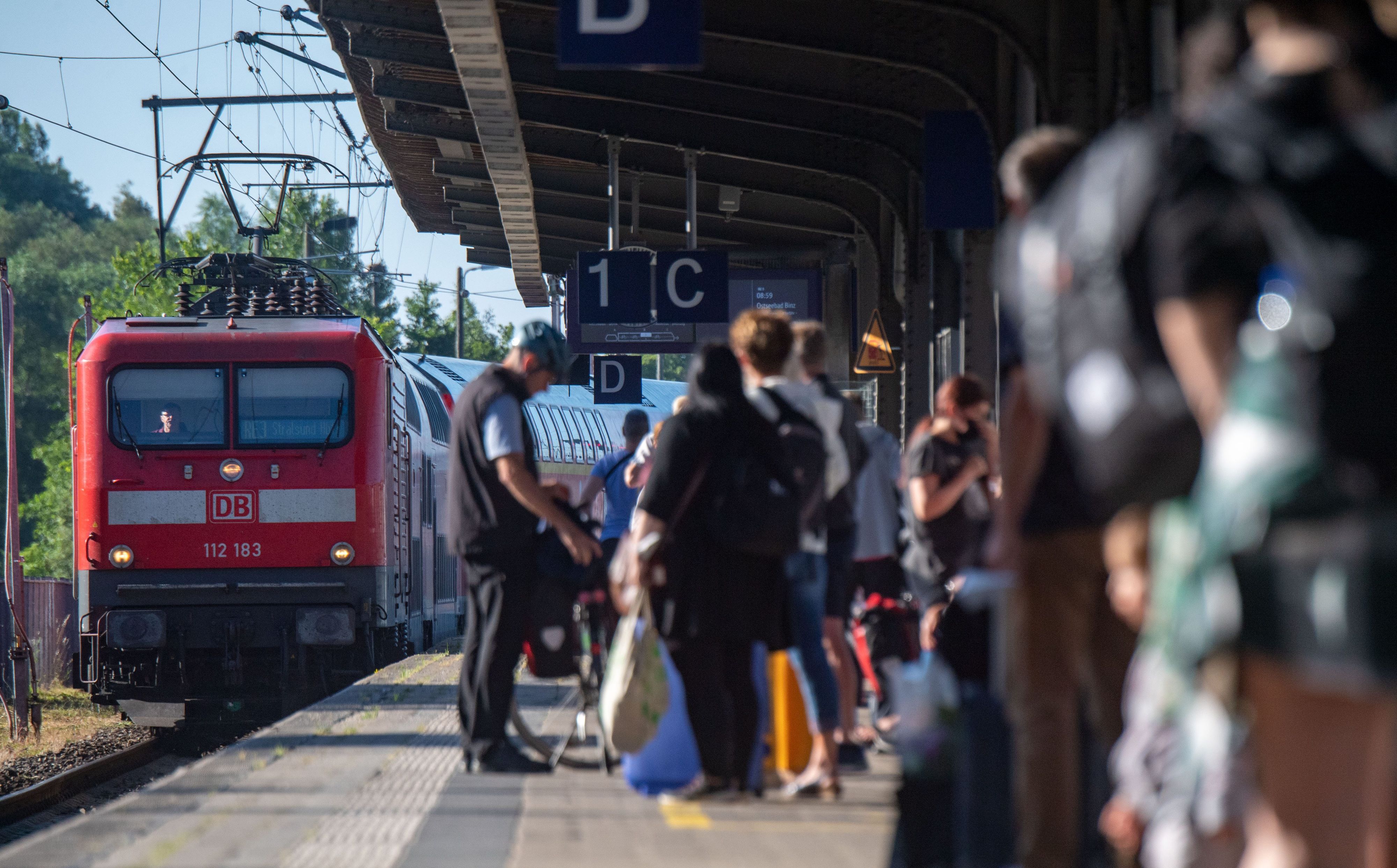 Fahrgäste warten im Bahnhof auf eine Regionalbahn. Das Deutschlandticket hat einer aktuellen Umfrage zufolge Tausende Menschen in den öffentlichen Personennahverkehr gelockt, die diesen zuvor nicht genutzt haben.