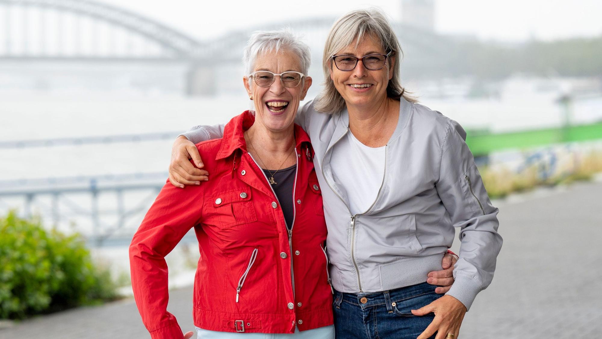 Die Freundinnen Rosa Henkel und Sibylle Kaminski stehen am Rheinufer.