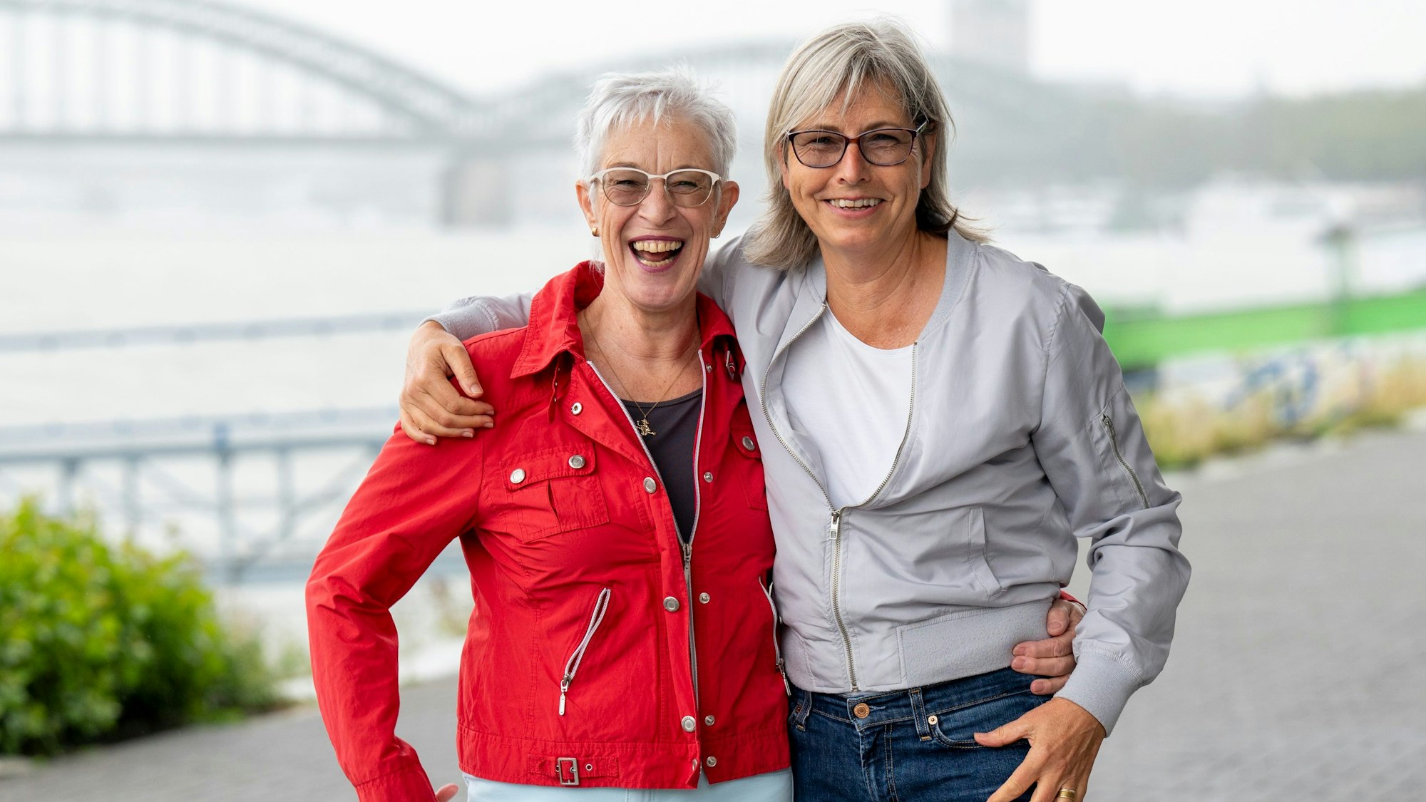 Die Freundinnen Rosa Henkel und Sibylle Kaminski stehen am Rheinufer.