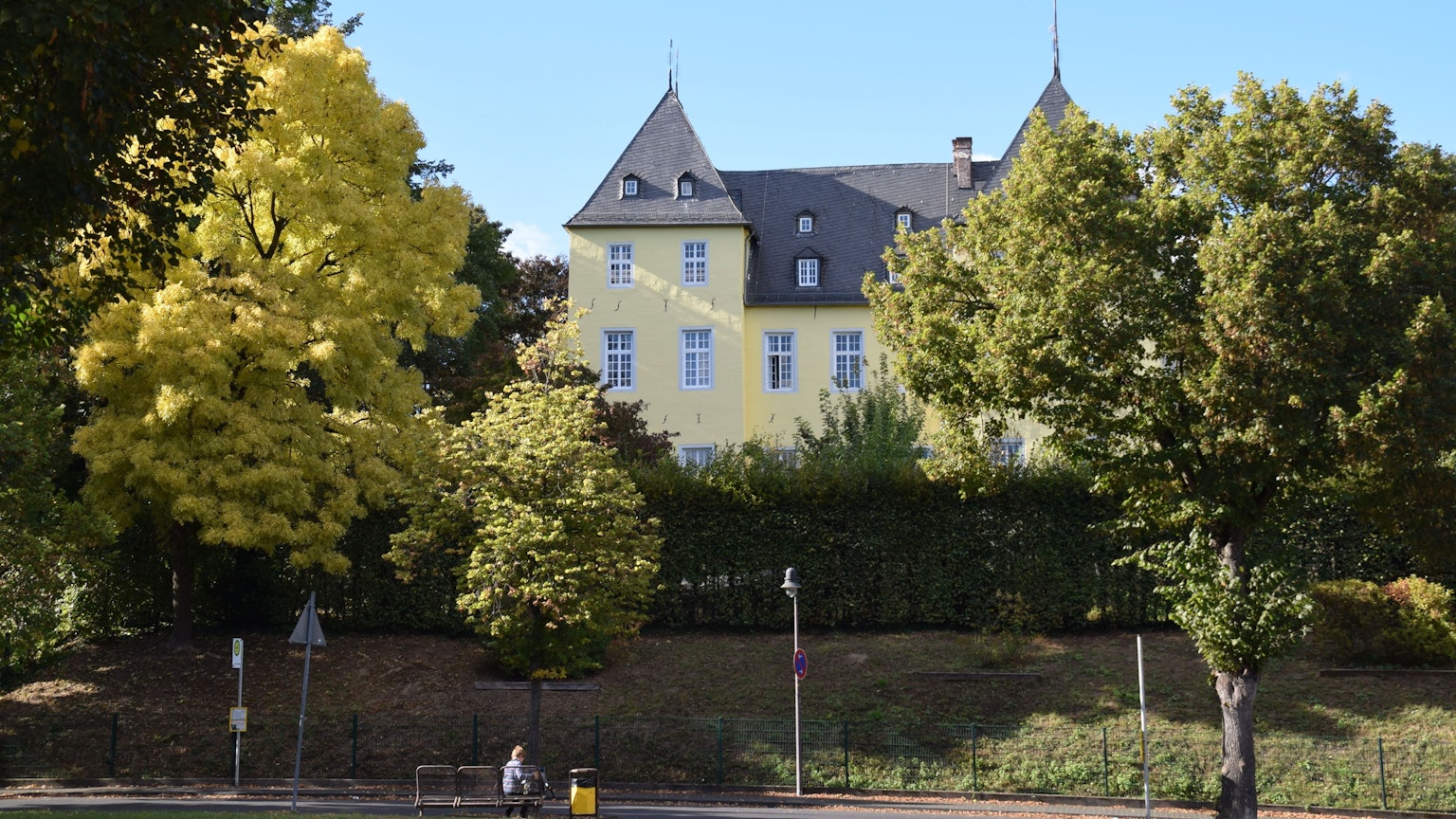 18. August 2023. Alfter. Angesichts der Haushaltslage stehen die hohen MIetkosten von monatlich 10.000 Euro durch die Gemeinde Alfter für das Schloss zur OGS-Nutzung in der Kritik. Das Schlossumfeld mit seinem Park soll im Zuges des ISEK-Prozesses erst einmal nicht in Angriff genommen werden. Foto: Frank Engel-Strebel