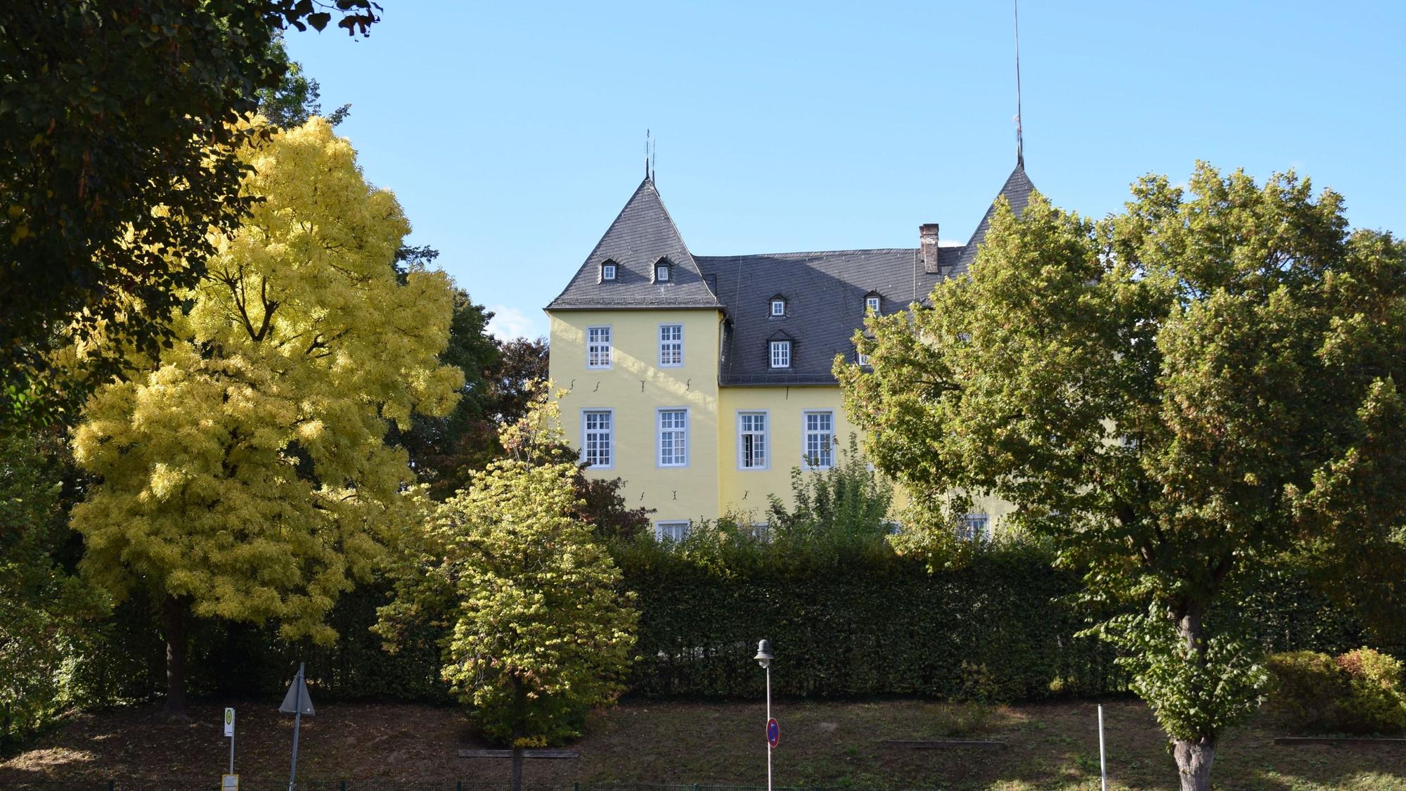 18. August 2023. Alfter. Angesichts der Haushaltslage stehen die hohen MIetkosten von monatlich 10.000 Euro durch die Gemeinde Alfter für das Schloss zur OGS-Nutzung in der Kritik. Das Schlossumfeld mit seinem Park soll im Zuges des ISEK-Prozesses erst einmal nicht in Angriff genommen werden. Foto: Frank Engel-Strebel
