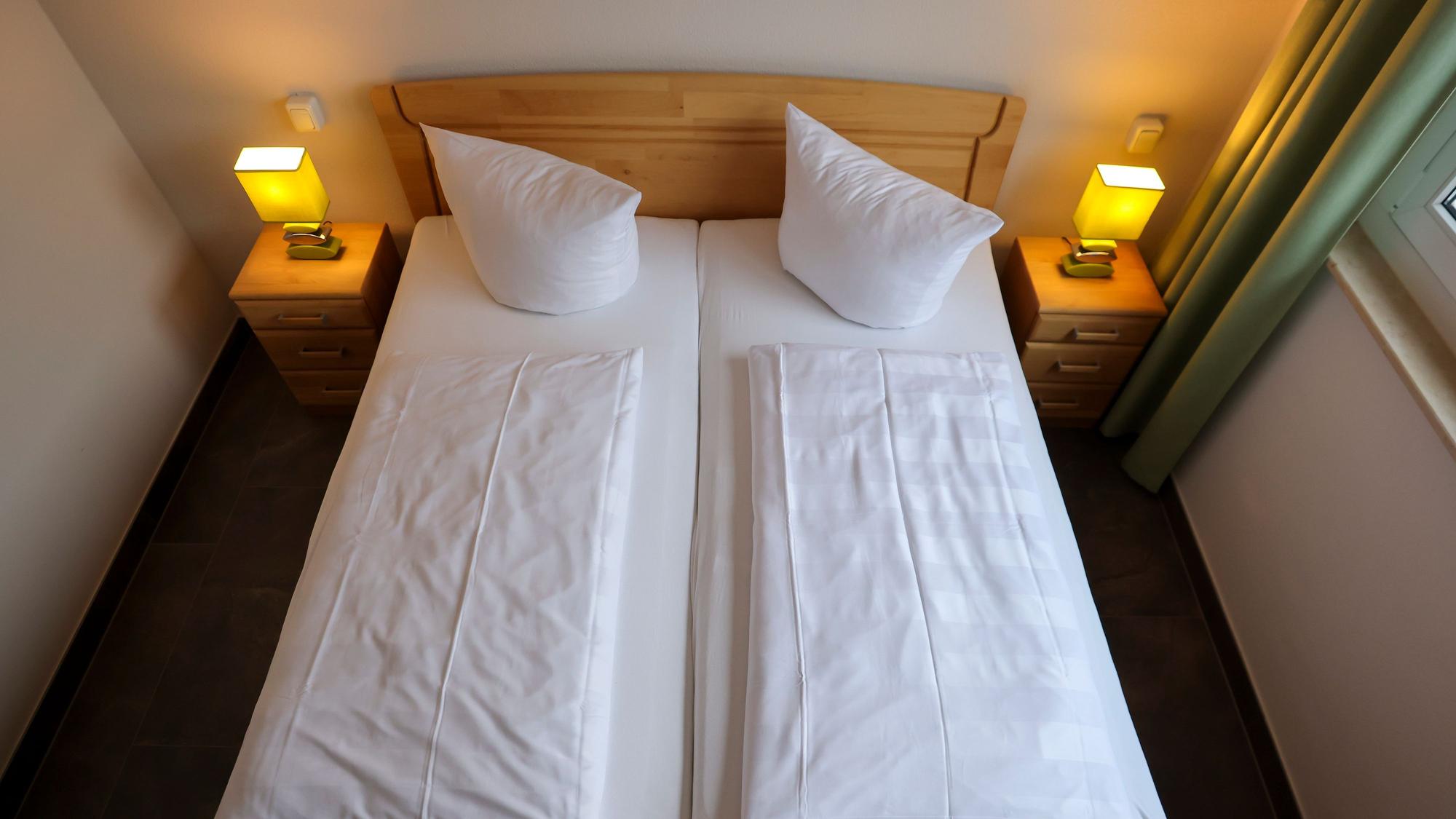 Ein Doppelbett in einem Hotel.