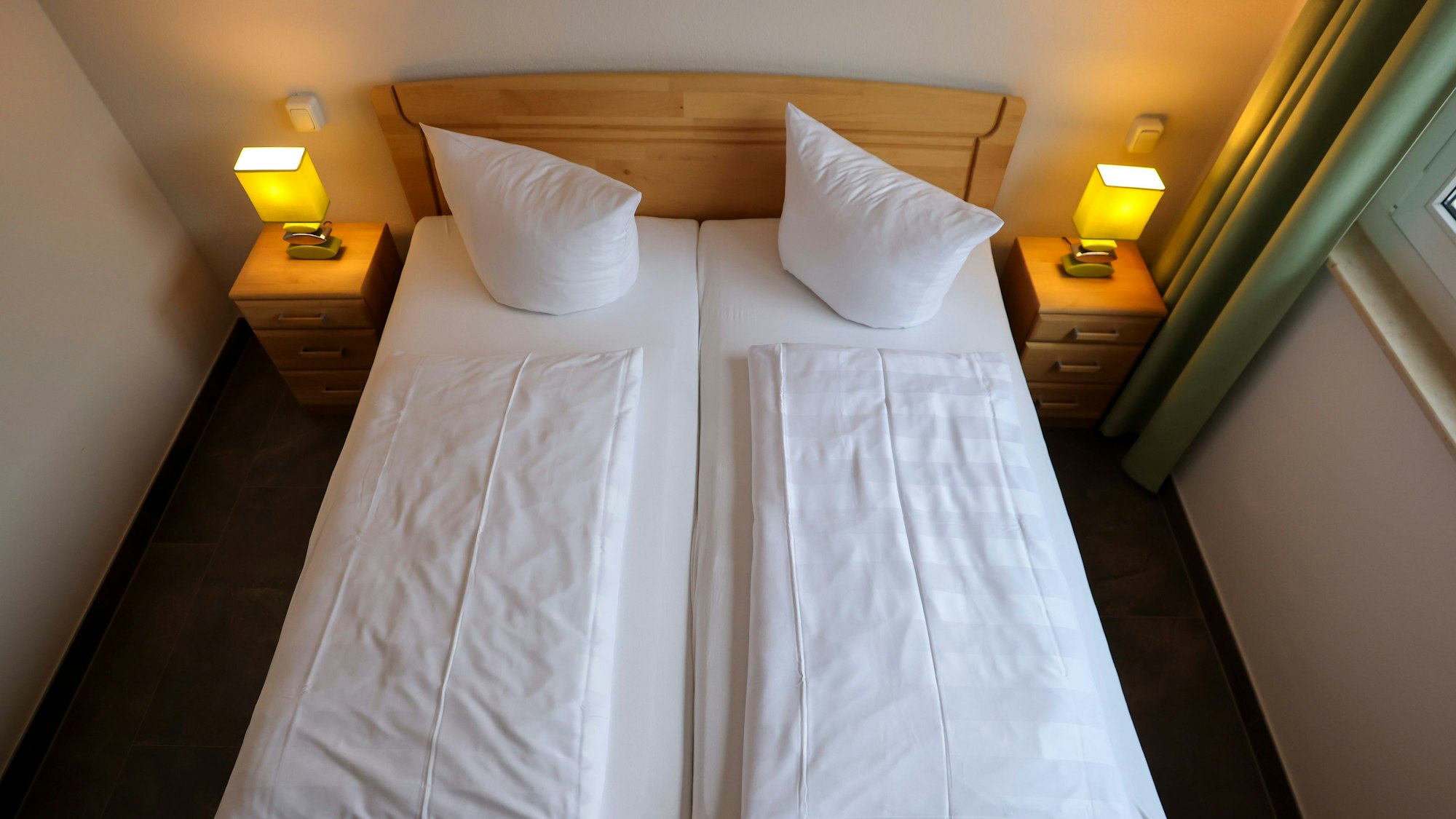 Ein Doppelbett in einem Hotel.