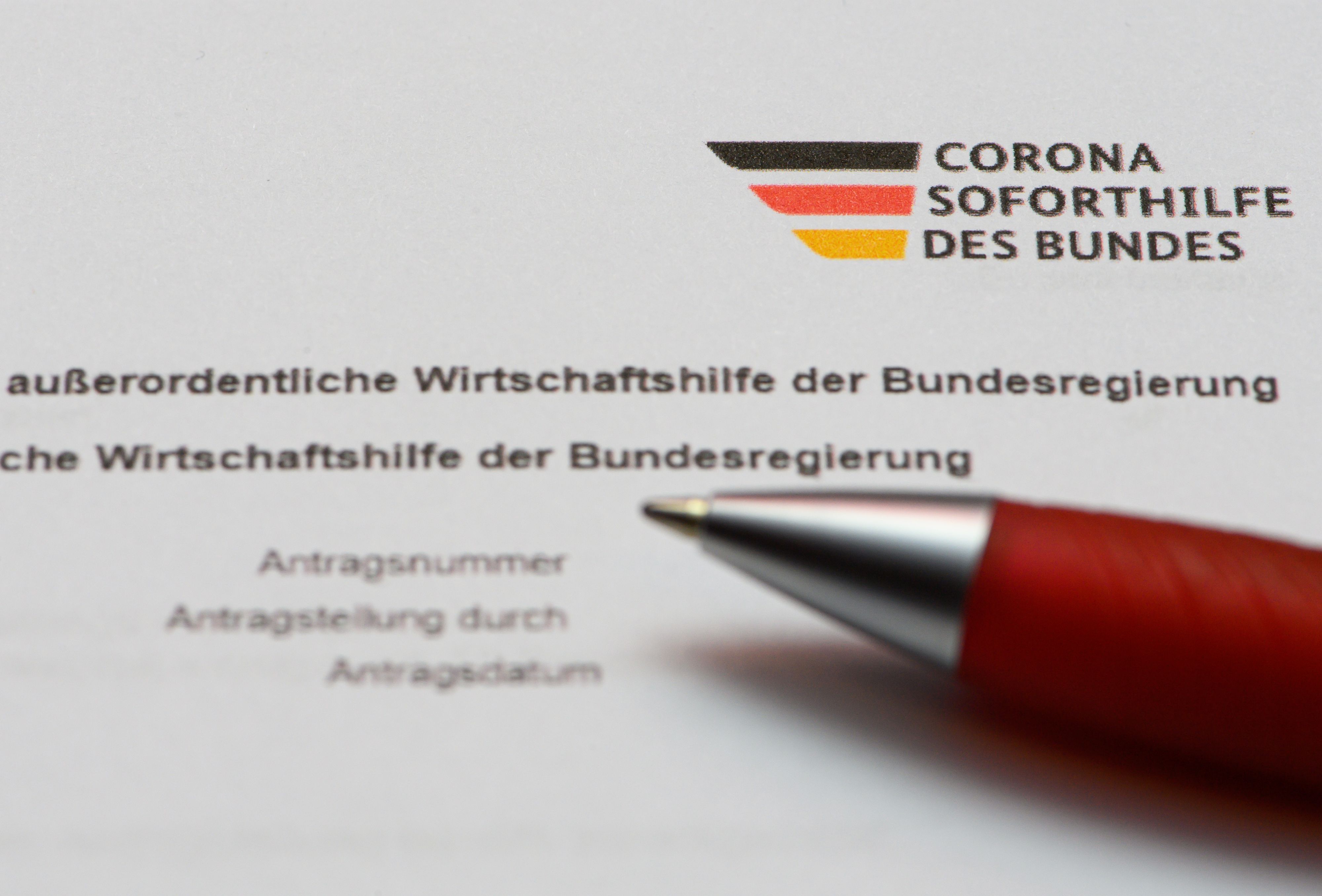 Ein Stift liegt auf einem Antrag auf Gewährung der „Novemberhilfe“ als außerordentliche Wirtschaftshilfe der Bundesregierung in der Corona-Krise.