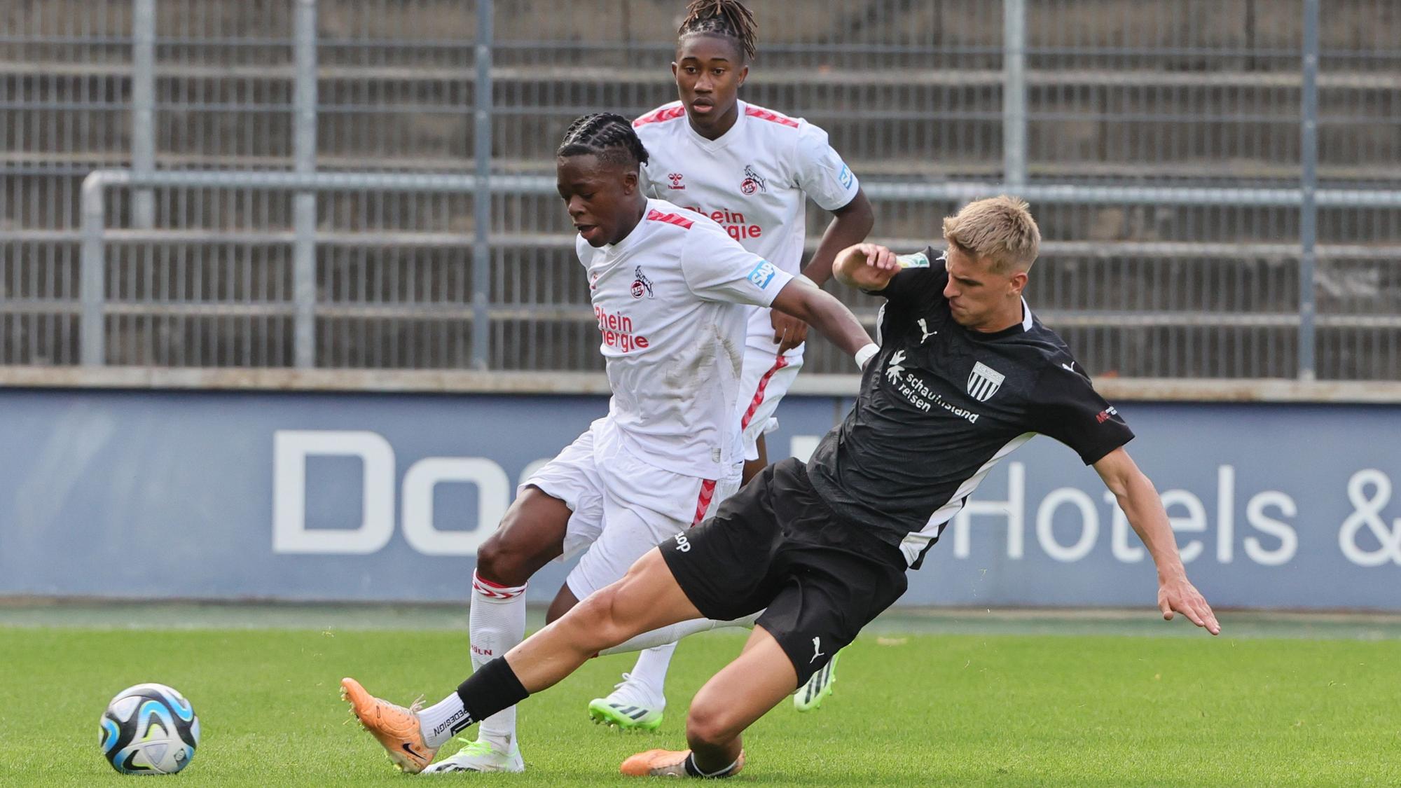 1. FC Köln Amateure (U21) vs. 1. FC Bocholt, Regionalliga West, Saison 2023/24, links: Elias bakatukanda (1. FC Köln), 12.08.2023, Bild: Herbert Bucco