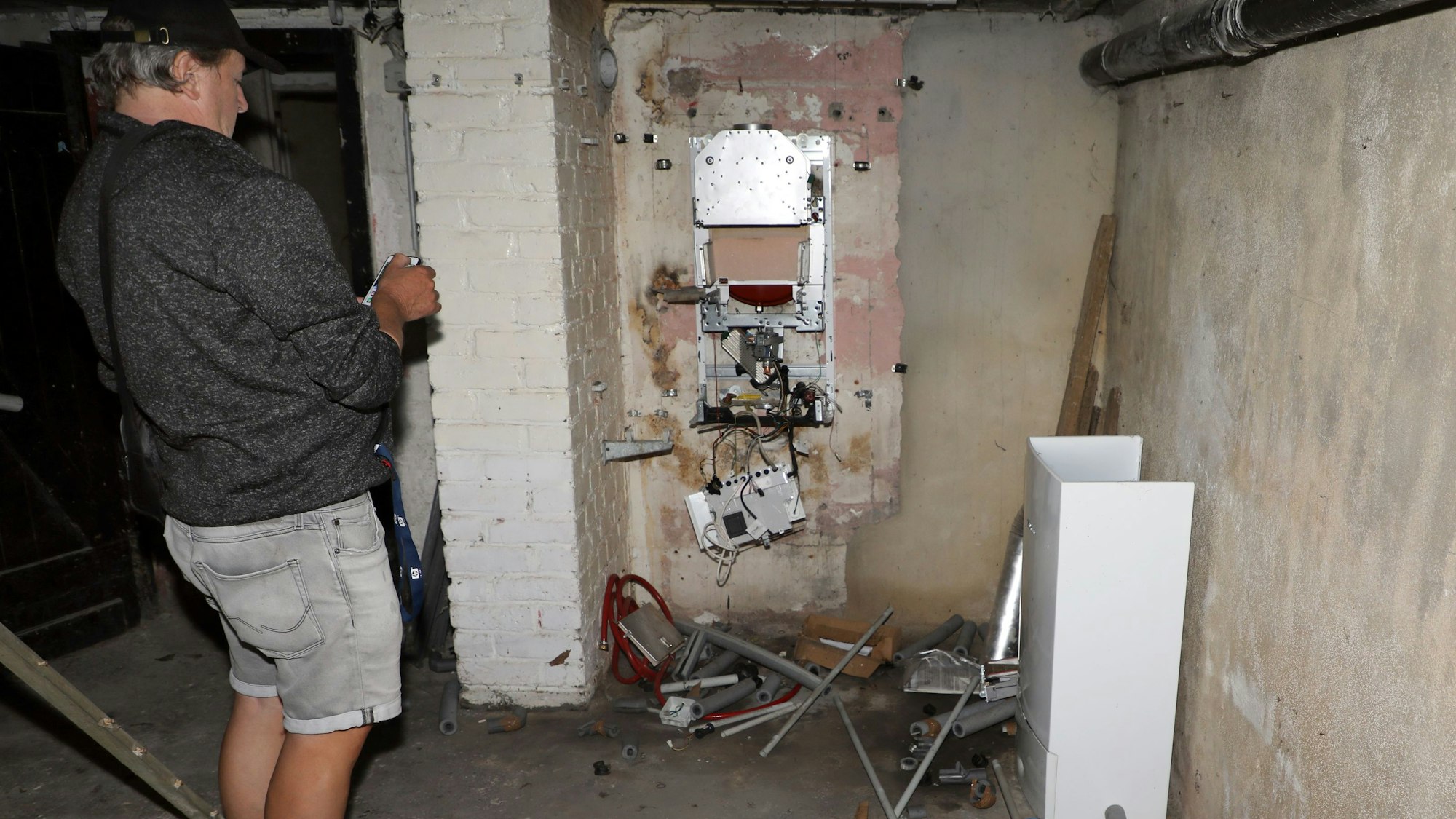 Heinz Sadek fotografier den Schaden im Heizungskeller des Schwimmvereinsheims Bergisch Gladbach.