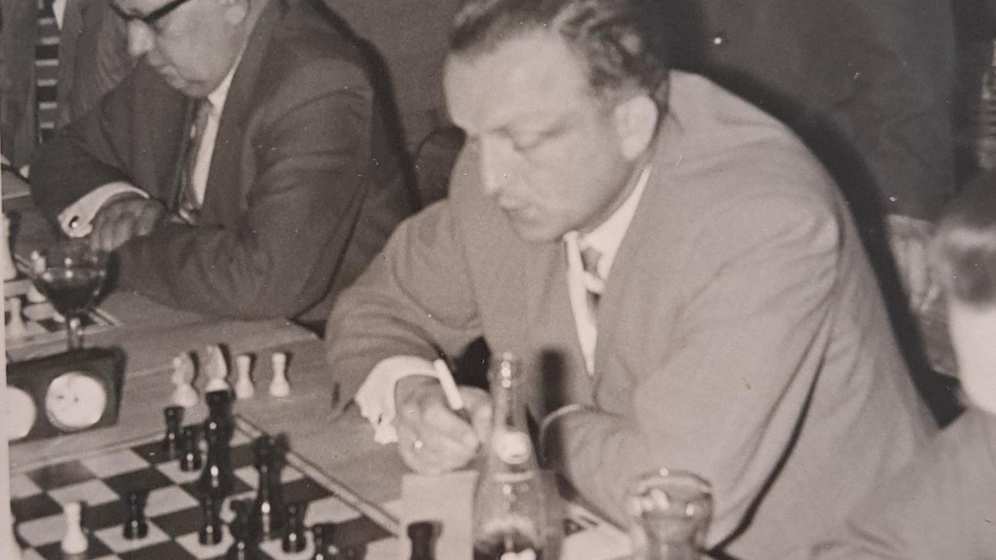 Aufnahme eines Schachspielers, der vor dem Spielbrett sitzt.