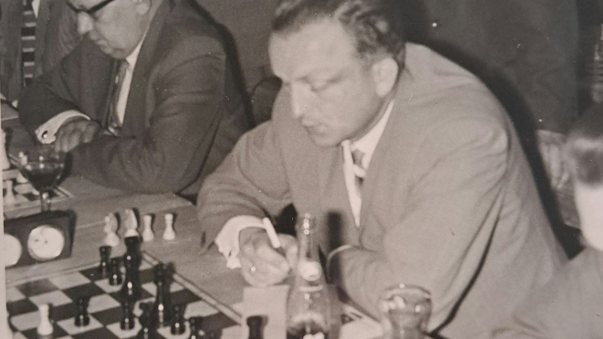 Aufnahme eines Schachspielers, der vor dem Spielbrett sitzt.