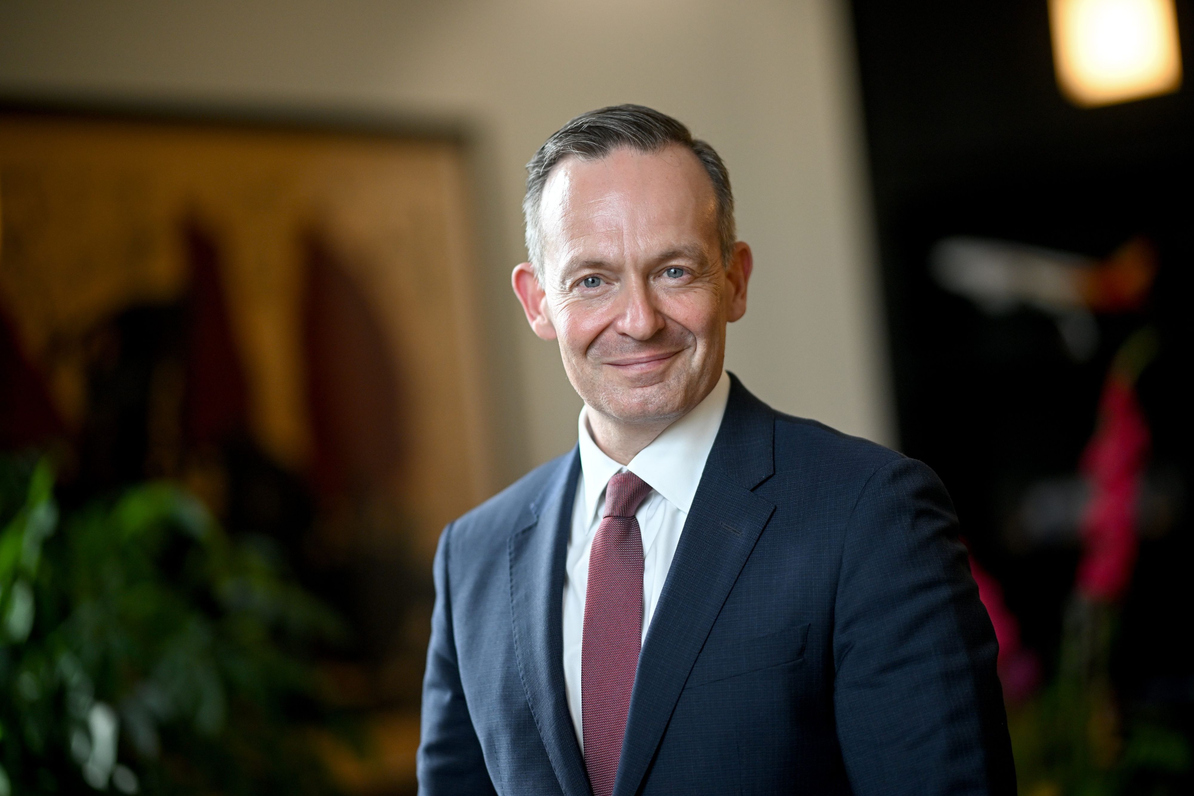 Volker Wissing (FDP), Bundesminister für Digitales und Verkehr, steht in seinem Büro am Rande eines dpa-Interviews.