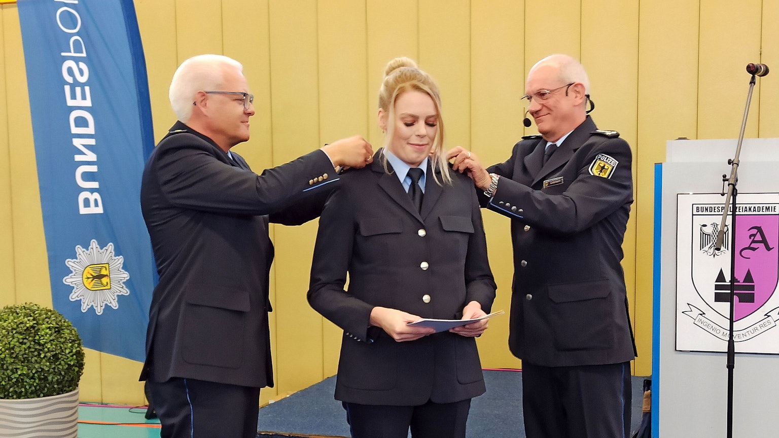 1. September 2023 Swisttal-Heimerzheim. Während einer Feierstunde wurden im Bundespolizeiaus-und Fortbildungszentrum der Bundespolizei Swisttal 60 Laufbahnabsolventen feierlich verabschiedet. Als Jahrgangsbeste wurde Denise Jochen von Polizeidirektor Carsten Westerkamp (rechts) und dem Ersten Polizeihauptkommissar Jürgen Gerfried Müller ausgezeichnet. Foto: Frank Engel-Strebel