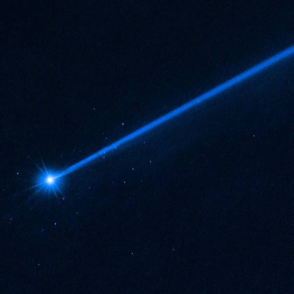 Ein Asteroid rast durch das Weltall