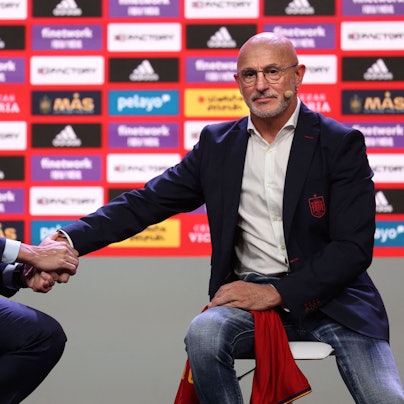 Luis de la Fuente (r.), Weltmeister-Trainer der spanischen Frauen, hatte Verbandschef Luiz Rubiales für sein Verhalten im Kuss-Eklat applaudiert, dafür hat er sich nun entschuldigt.
