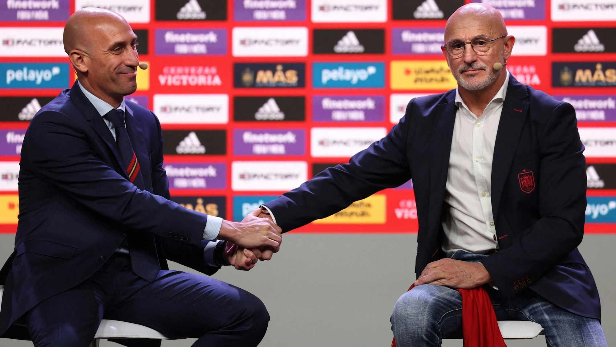 Luis de la Fuente (r.), Weltmeister-Trainer der spanischen Frauen, hatte Verbandschef Luiz Rubiales für sein Verhalten im Kuss-Eklat applaudiert, dafür hat er sich nun entschuldigt.