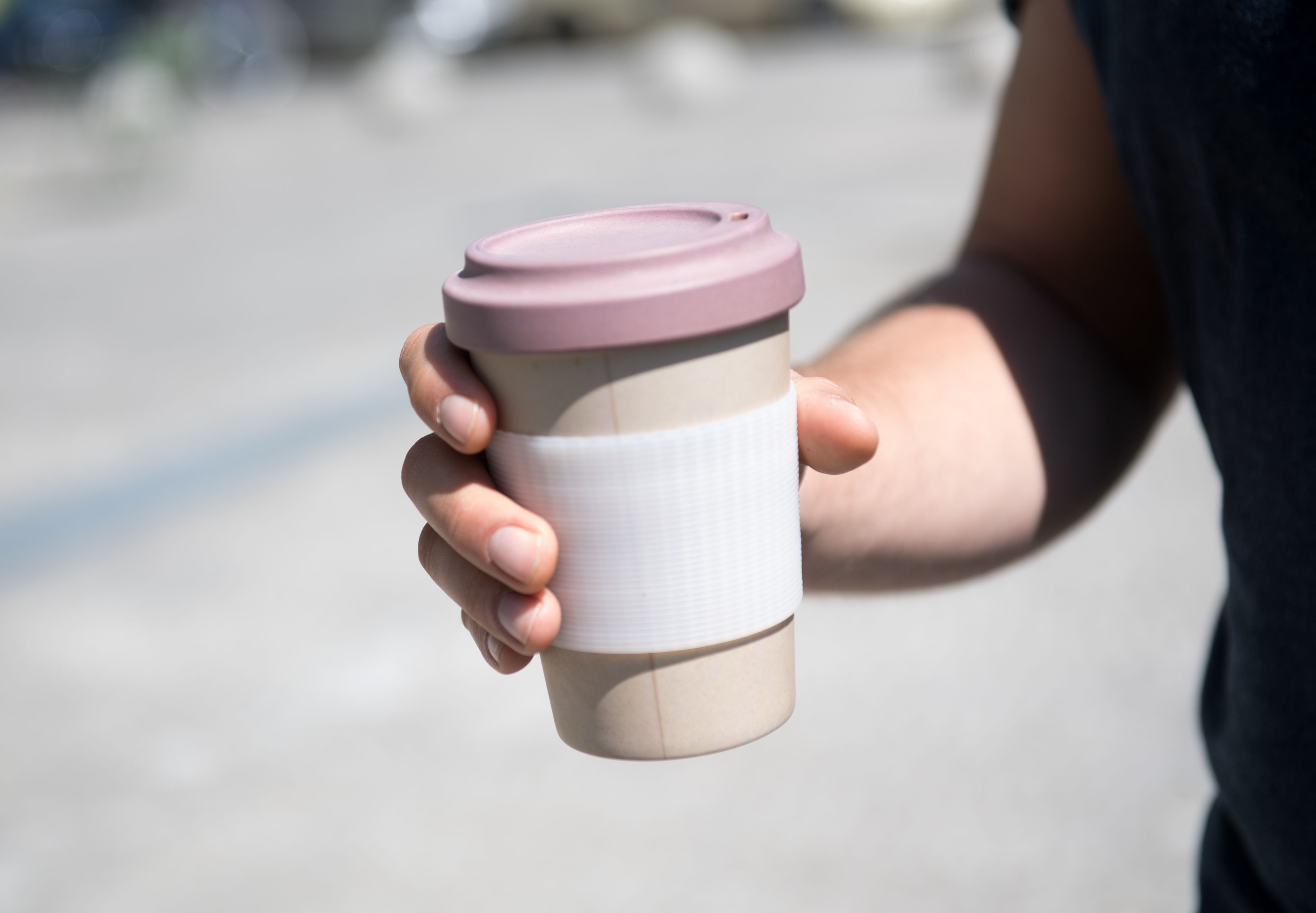 Eine Person hält einen Kaffeebecher. Mit einem Kaffee hat in Espelkamp bei Bielefeld einen Räuber in die Flucht geschlagen. (Symbolbild)