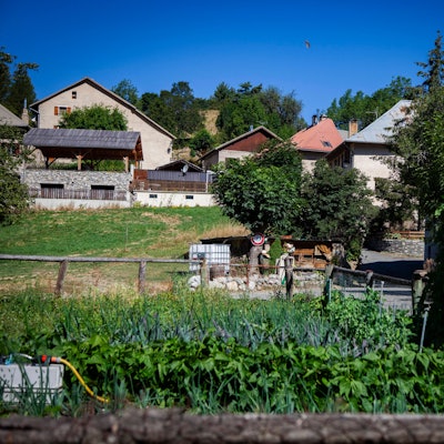 Mehrere Häuser in Le Vernet in der Nähe des Orts, an dem der zweijährige Émile aus Frankreich vom Grundstück seiner Großeltern verschwunden war. Die Umstände sind bis heute ungeklärt.