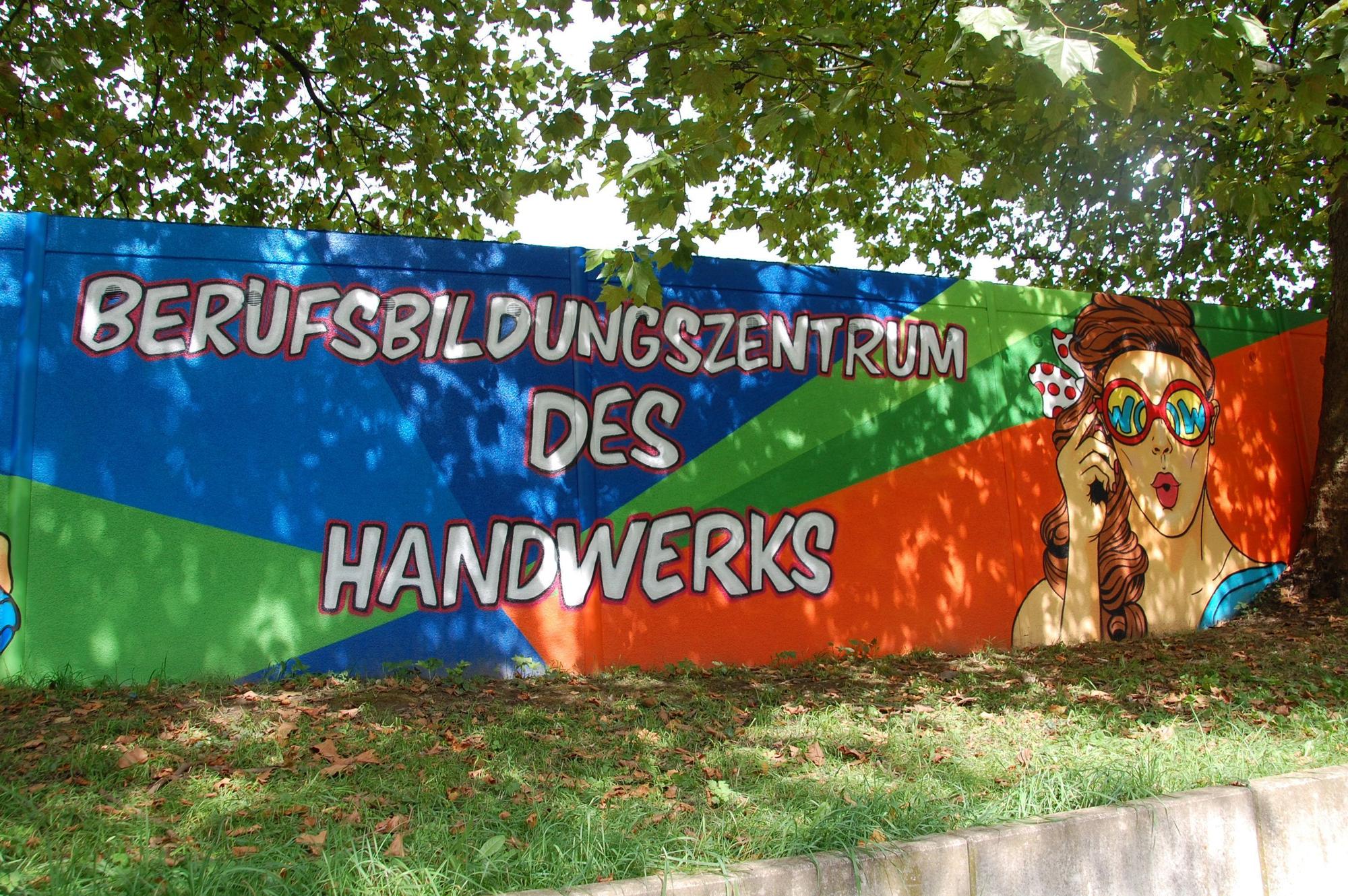 Das Berufsbildungszentrum des Handwerks hat jetzt ein cooles Graffito vor dem Haus.