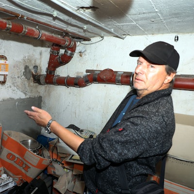Der Geschäftsführer des Schwimmvereins Bergisch Gladbach zeigt die von Einbrechern abgetrennten Gasrohre im Keller des Vereinsheims an der Hans-Zanders-Straße.