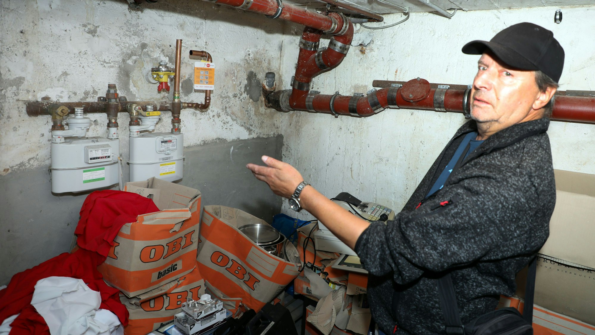Der Geschäftsführer des Schwimmvereins Bergisch Gladbach zeigt die von Einbrechern abgetrennten Gasrohre im Keller des Vereinsheims an der Hans-Zanders-Straße.