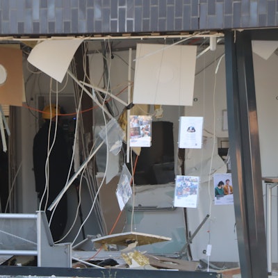 Das Foto zeigt den weitgehend zerstörten Vorraum der Volksbank in Kerpen-Buir. Kabel hängen lose von der Decke, Bauteile wurden aus ihrer Verankerung gerissen.