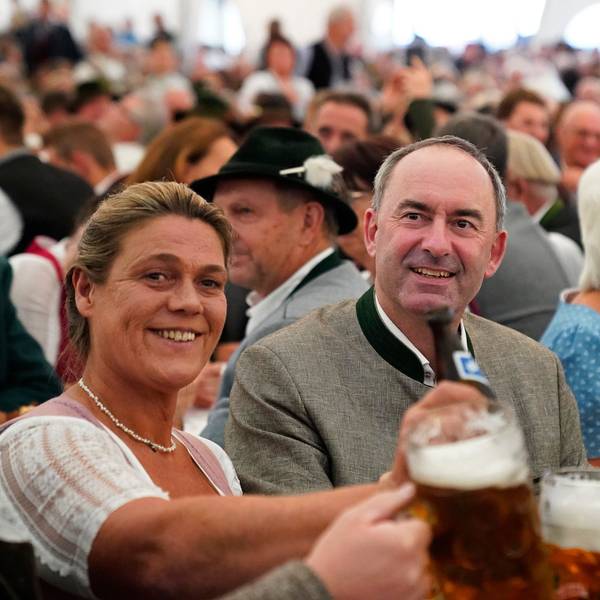 Hubert Aiwanger (Freie Wähler, M), Staatsminister für Wirtschaft, Landesentwicklung und Energie von Bayern, hält vor seiner Festrede bei der Eröffnung des Aschauer Marktes im Chiemgau einen Bierkrug in der Hand. Bayerns Vize-Regierungschef Hubert Aiwanger hat sich in der Affäre um ein antisemitisches Flugblatt aus Schulzeiten entschuldigt.