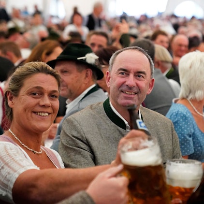 Hubert Aiwanger (Freie Wähler, M), Staatsminister für Wirtschaft, Landesentwicklung und Energie von Bayern, hält vor seiner Festrede bei der Eröffnung des Aschauer Marktes im Chiemgau einen Bierkrug in der Hand. Bayerns Vize-Regierungschef Hubert Aiwanger hat sich in der Affäre um ein antisemitisches Flugblatt aus Schulzeiten entschuldigt.