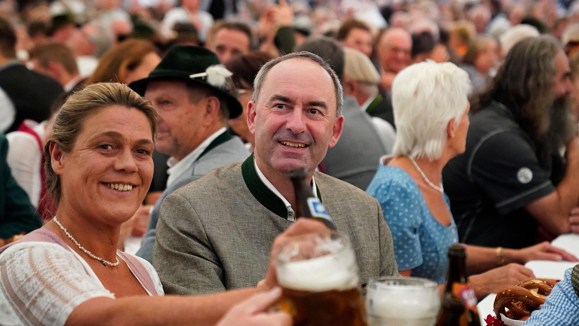 Hubert Aiwanger (Freie Wähler, M), Staatsminister für Wirtschaft, Landesentwicklung und Energie von Bayern, hält vor seiner Festrede bei der Eröffnung des Aschauer Marktes im Chiemgau einen Bierkrug in der Hand. Bayerns Vize-Regierungschef Hubert Aiwanger hat sich in der Affäre um ein antisemitisches Flugblatt aus Schulzeiten entschuldigt.
