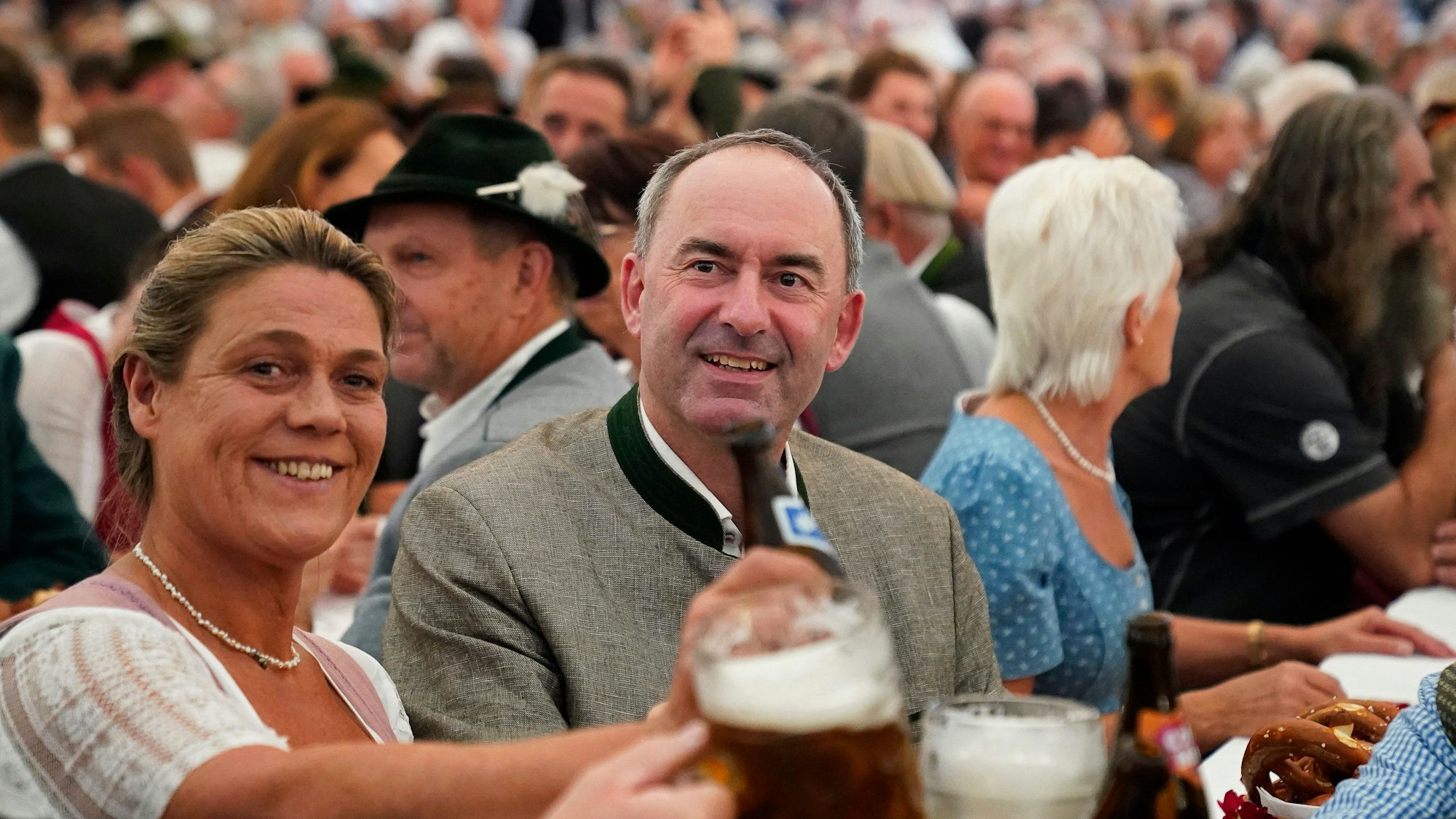 Hubert Aiwanger (Freie Wähler, M), Staatsminister für Wirtschaft, Landesentwicklung und Energie von Bayern, hält vor seiner Festrede bei der Eröffnung des Aschauer Marktes im Chiemgau einen Bierkrug in der Hand. Bayerns Vize-Regierungschef Hubert Aiwanger hat sich in der Affäre um ein antisemitisches Flugblatt aus Schulzeiten entschuldigt.