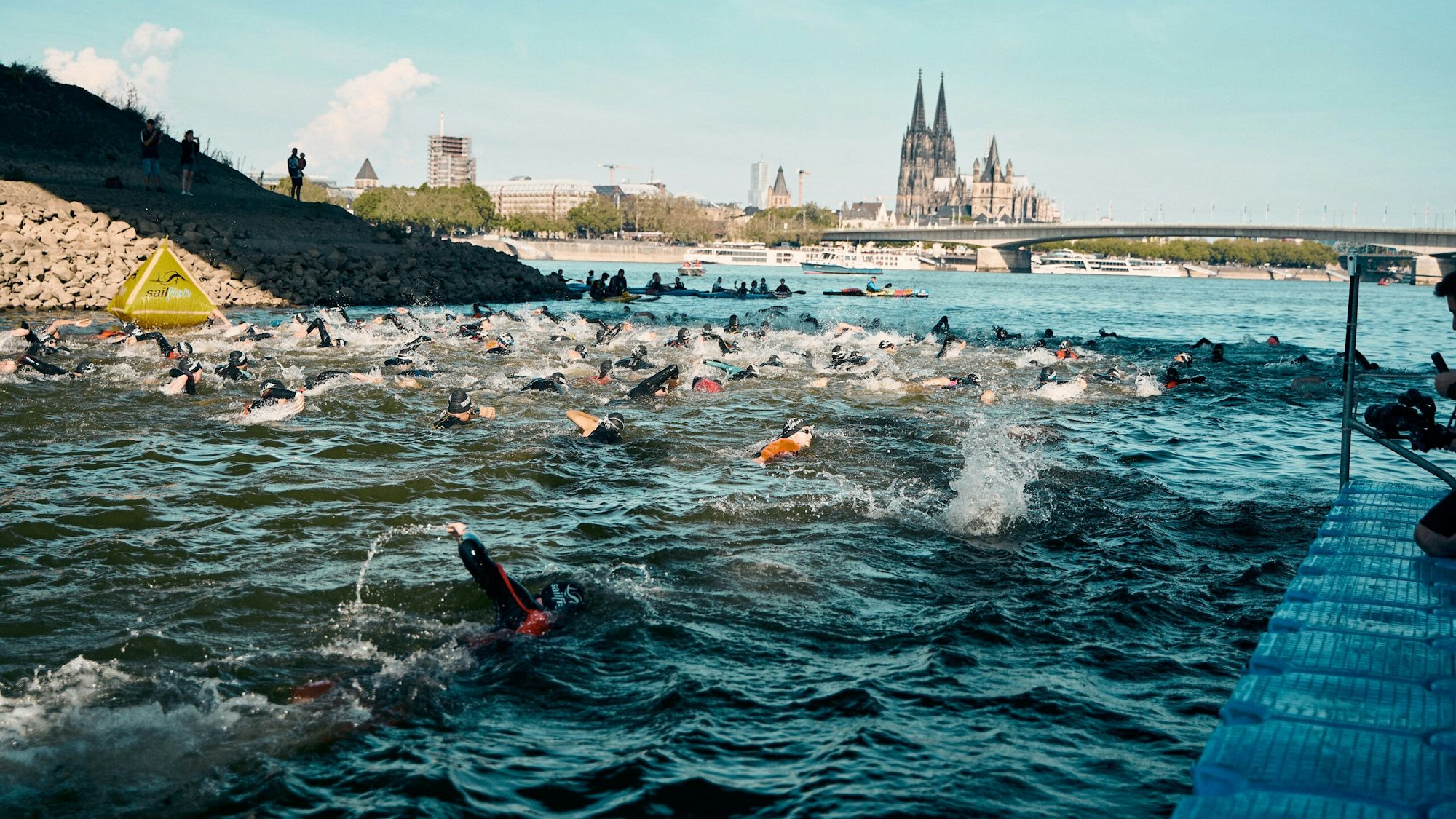 Der Start findet bei zwei der drei Wettbewerbe im Deutzer Hafen statt. Im Rhein schwimmen die Teilnehmenden bis zum Rheinpark.