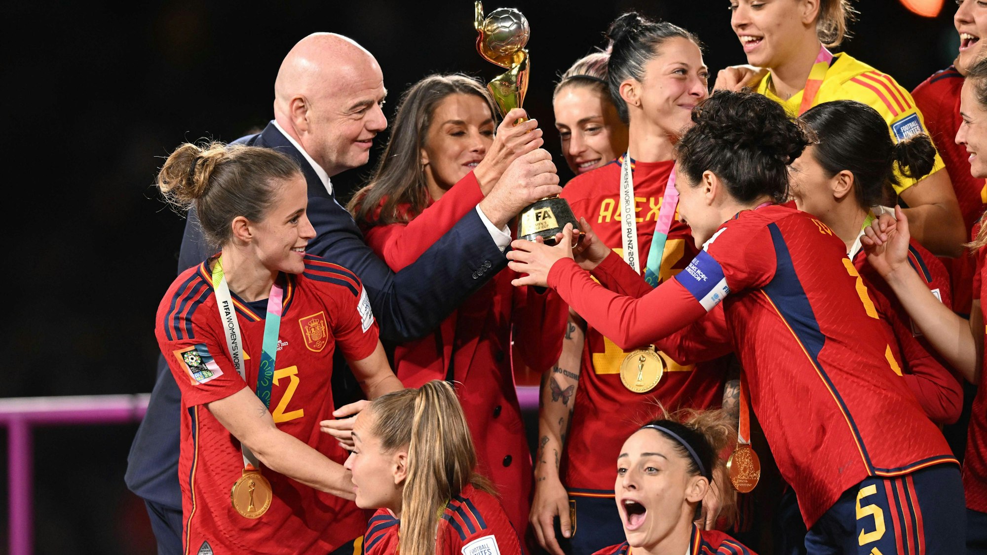Fifa-Präsident Gianni Infantino und Spaniens Königin Letizia überreichen den spanischen Nationalspielerinnen den Weltmeisterinnen-Pokal.