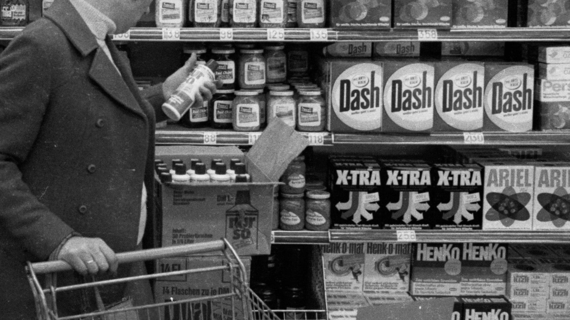 Kunden stehen an einem Regal im Supermarkt.