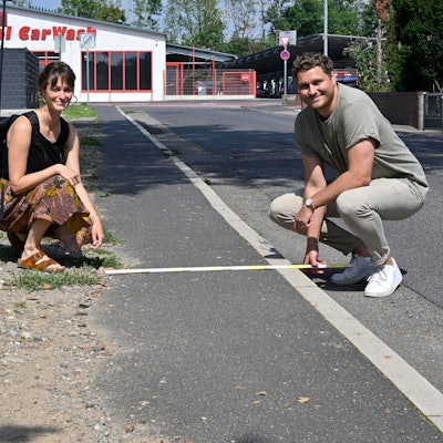 Die Gladbacher Fuß- und Radverkehrsbeauftragte Maren Hesselmann und der Mobilitätsmanager Jonathan Benninghaus zeigen, wie wenig Platz Fußgänger oft haben.