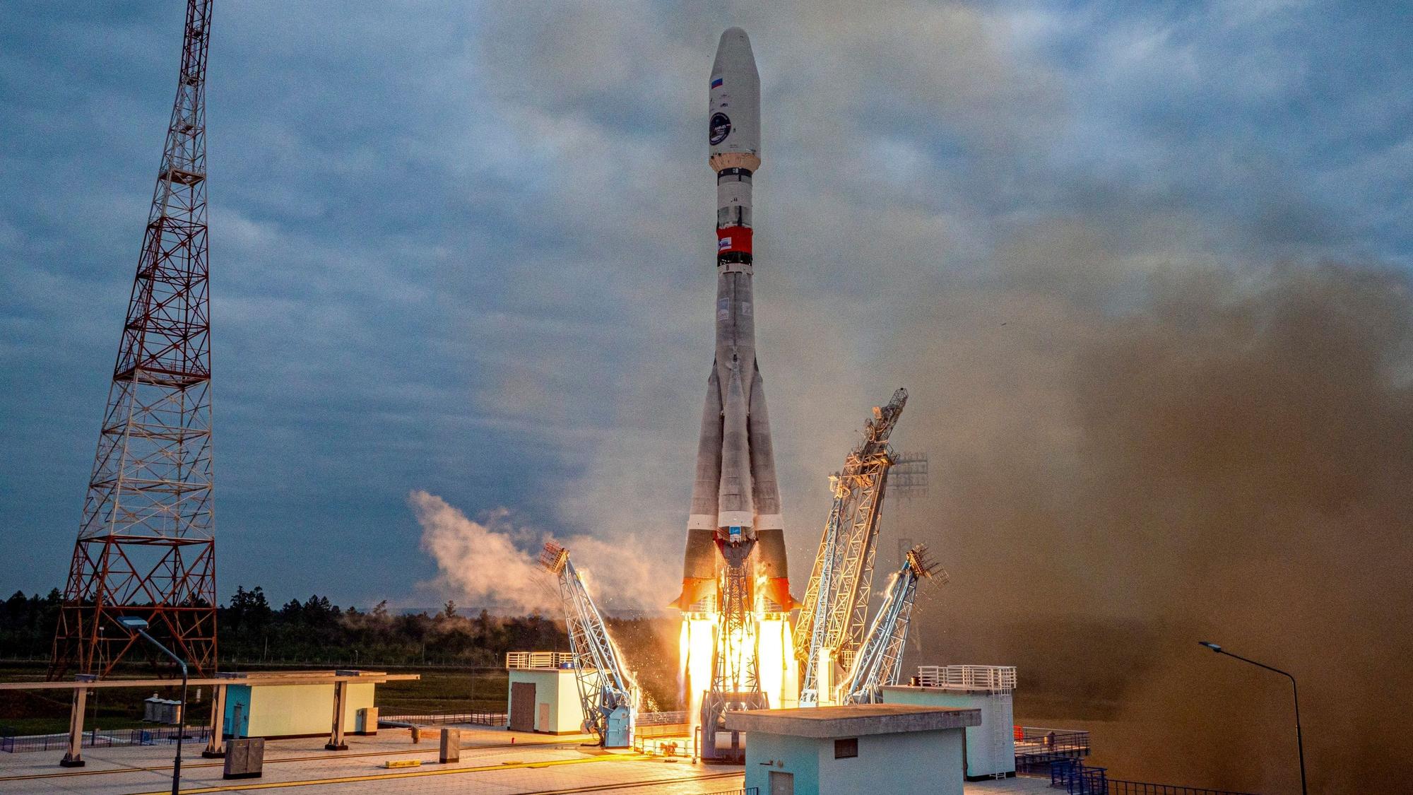 Eine Sojus-Rakete schießt die russische Mondsonde „Luna 25“ ins Weltall.