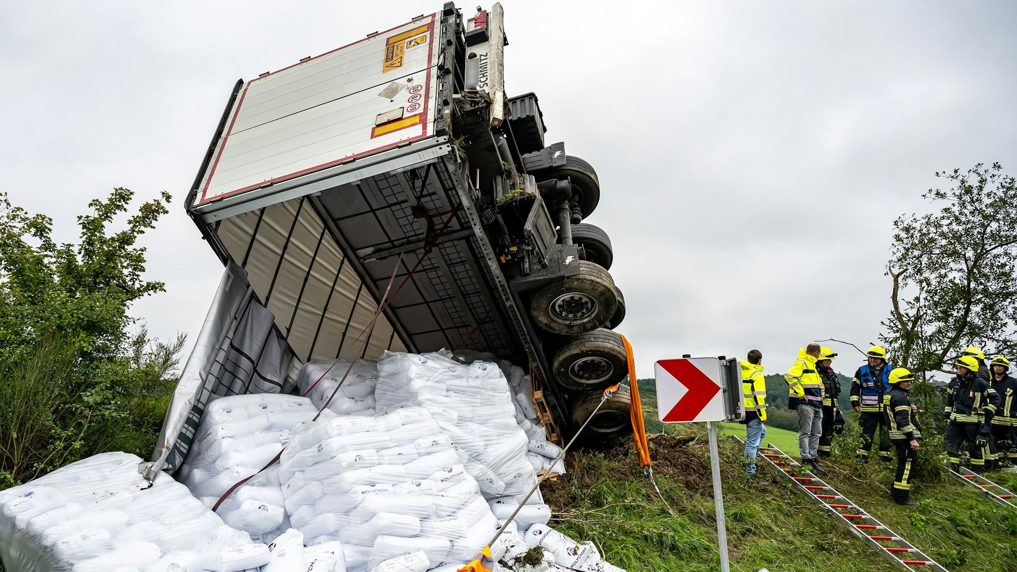 Das Bild zeigt das in der Luft hängende Heck des Lkw.