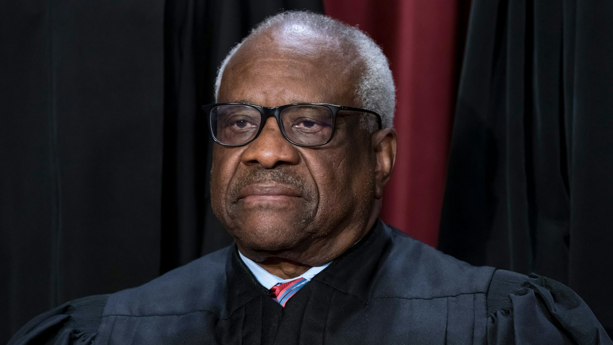 Clarence Thomas, US-Richter am Supreme Court. posiert mit anderen Mitgliedern des Obersten Gerichtshofs für ein neues Gruppenfoto im Gebäude des Obersten Gerichtshofs.