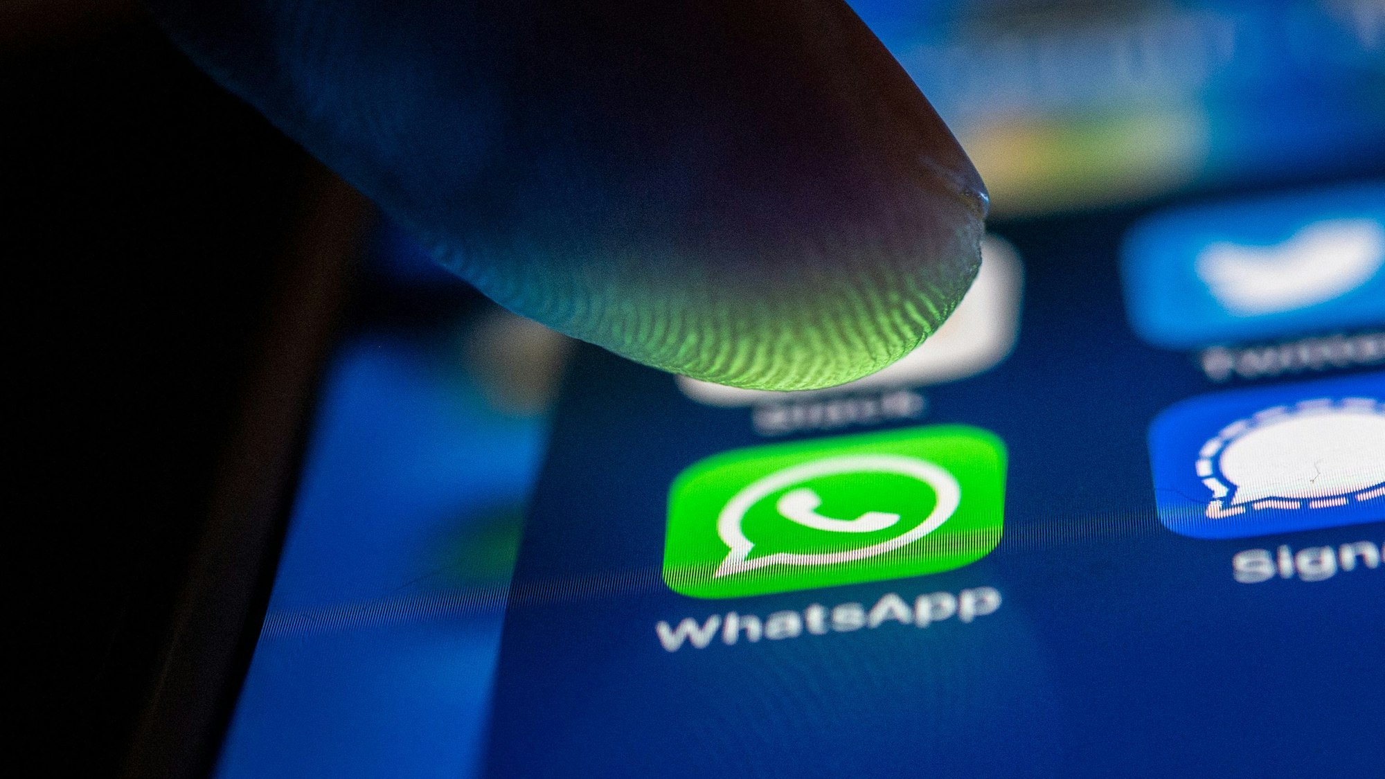 Ein Finger berührt das Whatsapp-Logo auf einem Smartphone.