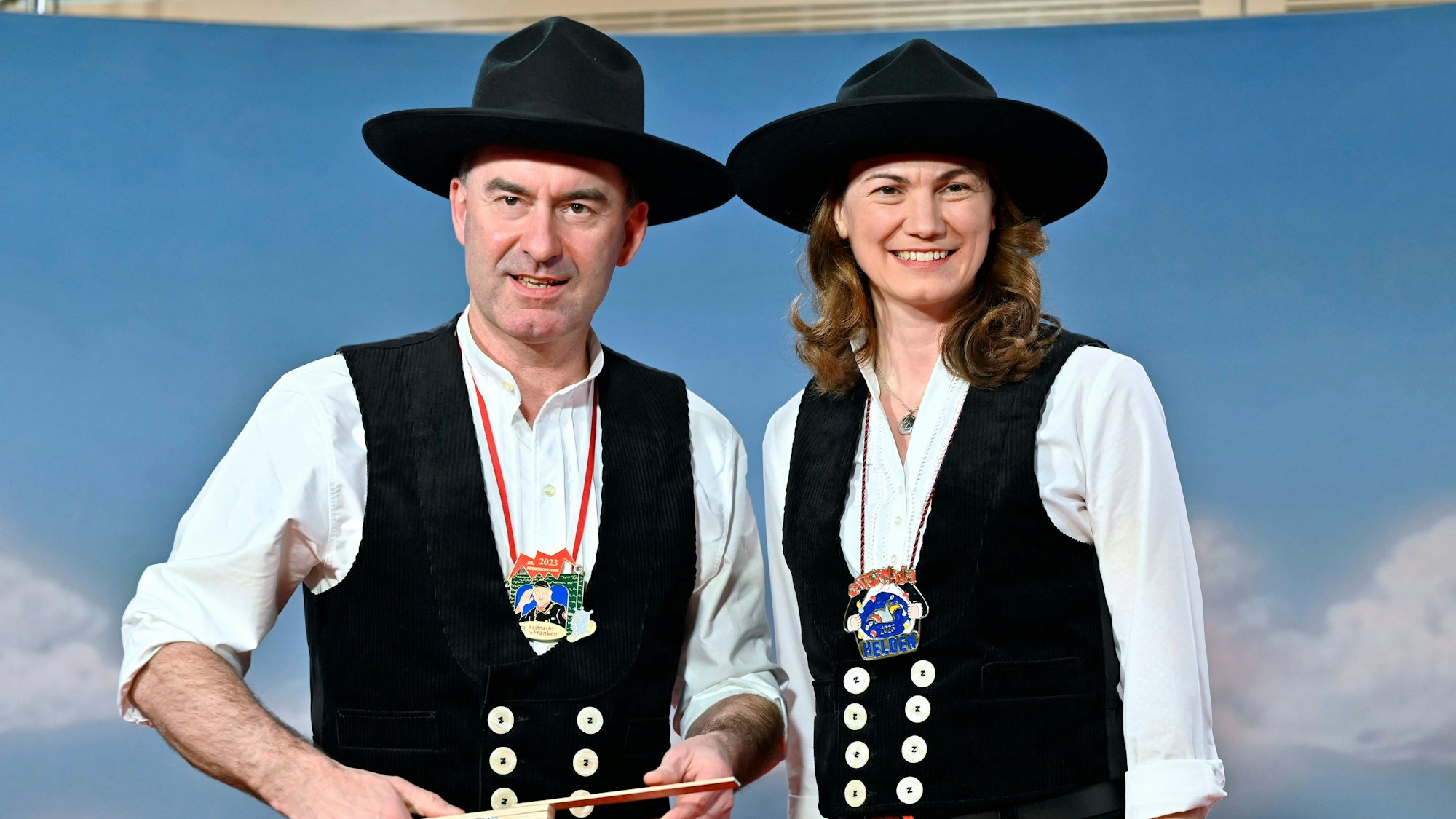 Hubert Aiwanger mit seiner Lebensgefährtin Tanja Schweiger, die ebenfalls für die Freien Wähler Landrätin im Kreis Regensburg ist. (Archivbild)