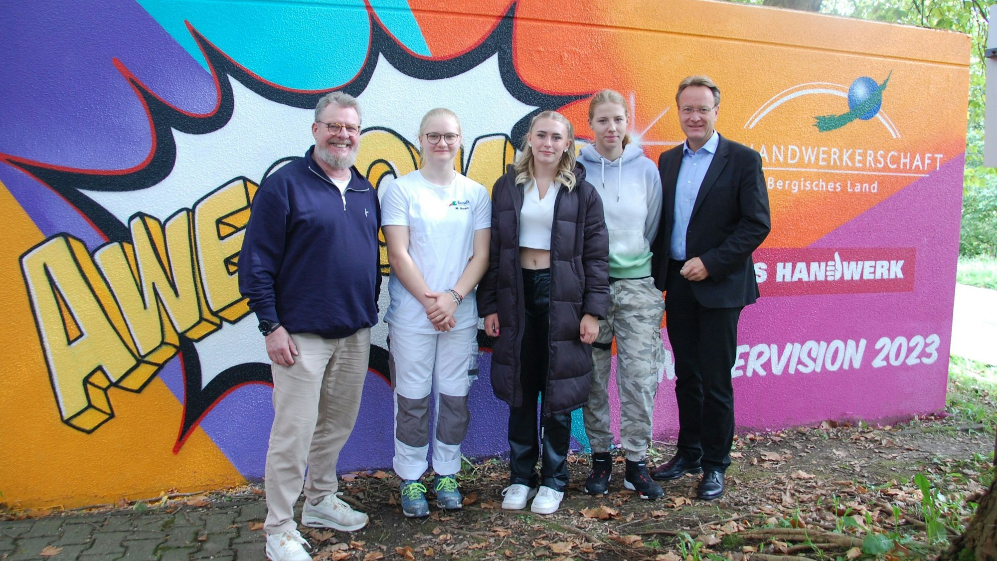 Willi Reitz, Obermeister der Maler und Lackiererinnung Bergisches Land, die Azubi Marika Berke, Miriam Weier und Franziska Jung sowie Marcus Otto, Hauptgeschäftsführer der Kreishandwerkerschaft Bergisches Land (v.l.)