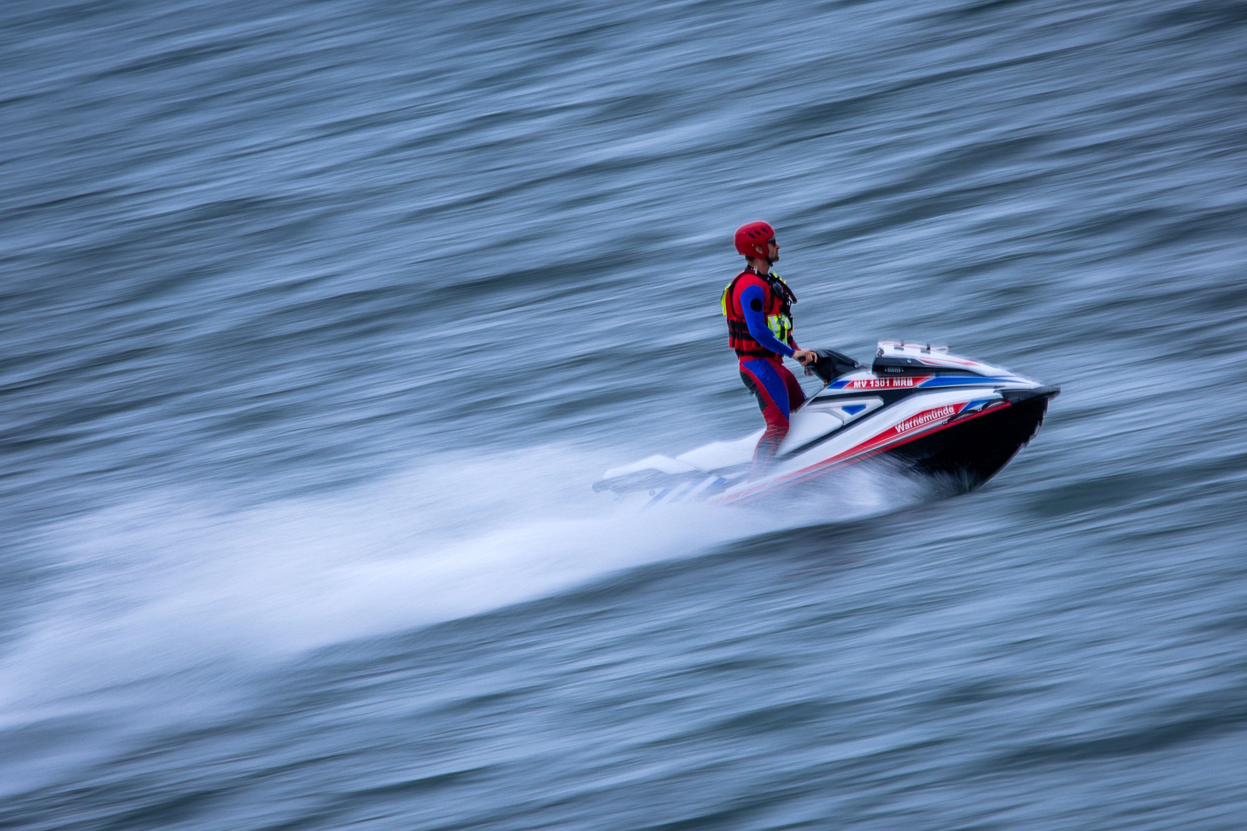 ein Mann mit seinem Jet-Ski