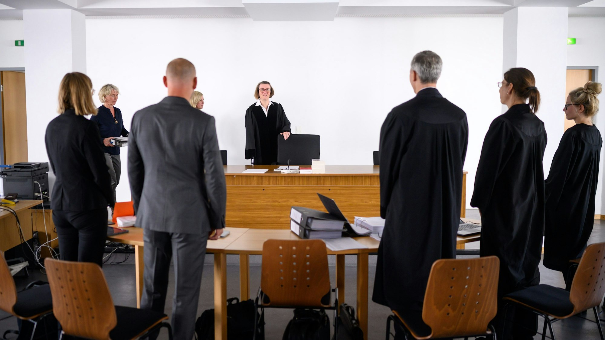 01.09.2023, Berlin: Richterin Karolin Noack (M) eröffnet zusammen mit den Ehrenamtlichen Richterinnen Sabine Karnatz (l) und Synnöve Nüchter (2.v.l.) die Verhandlung der Klage des gekündigten Verwaltungsdirektor des Rundfunks Berlin-Brandenburg (RBB), Brandstäter, gegen seine Kündigung im Arbeitsgericht Berlin.