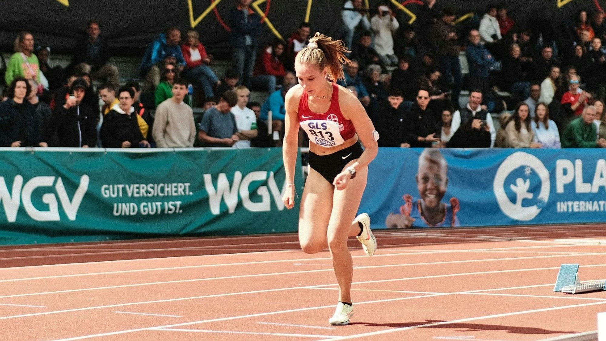 Zu sehen ist eine Sprinterin beim Start.