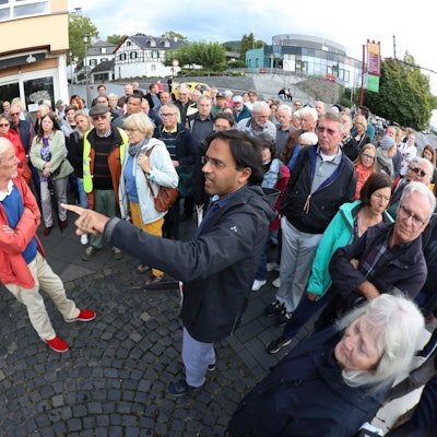 Der Technische Beigeordnete Fabiano Pinto (Mitte) zeigte den interessierten Bürgerschaft die Veränderungen auf.