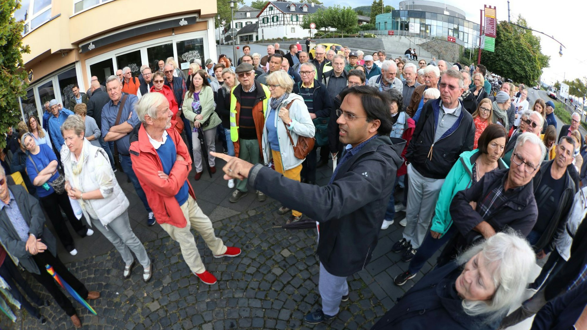 Der Technische Beigeordnete Fabiano Pinto (Mitte) zeigte den interessierten Bürgerschaft die Veränderungen auf.