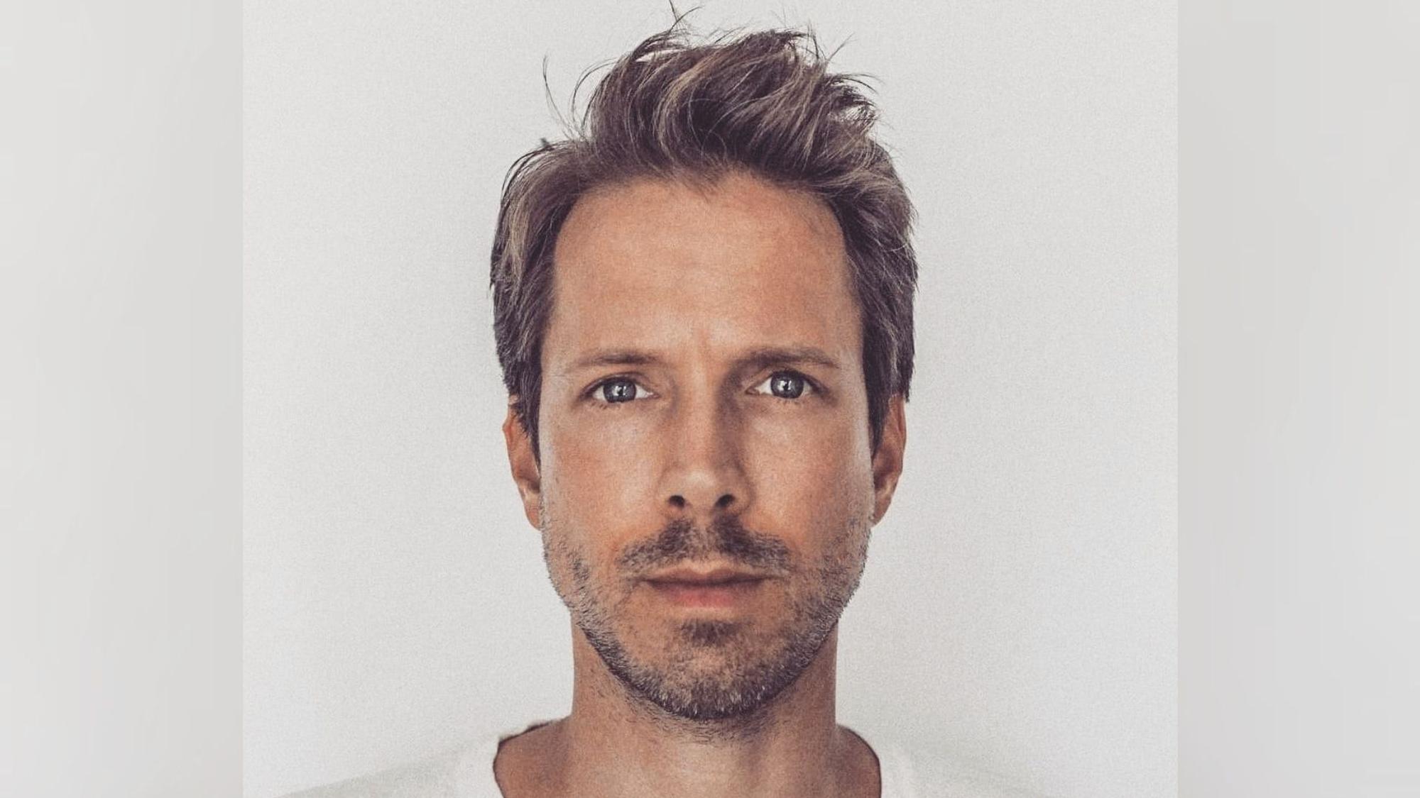 Ein Portrait von Christian Wunderlich vor weißem Hintergrund.