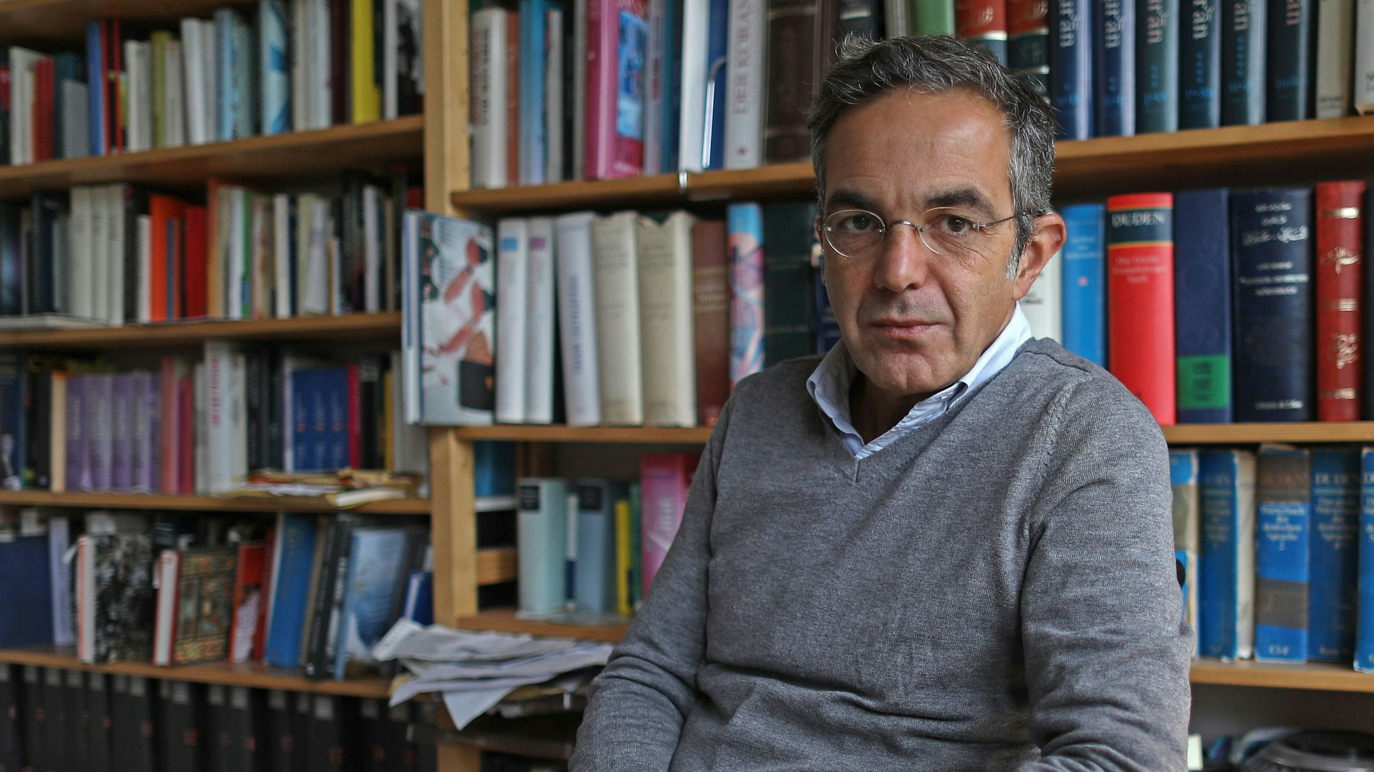 Navid Kermani, Schriftsteller, sitzt in seinem Arbeitszimmer. Kermani betrachtet den derzeitigen Erfolg der AfD als eine Gegenreaktion auf die Öffnung Deutschlands in den vorhergehenden Jahrzehnten. (Zu dpa: "Kermani: AfD-Erfolg ist Gegenreaktion auf Öffnung Deutschlands") +++ dpa-Bildfunk +++