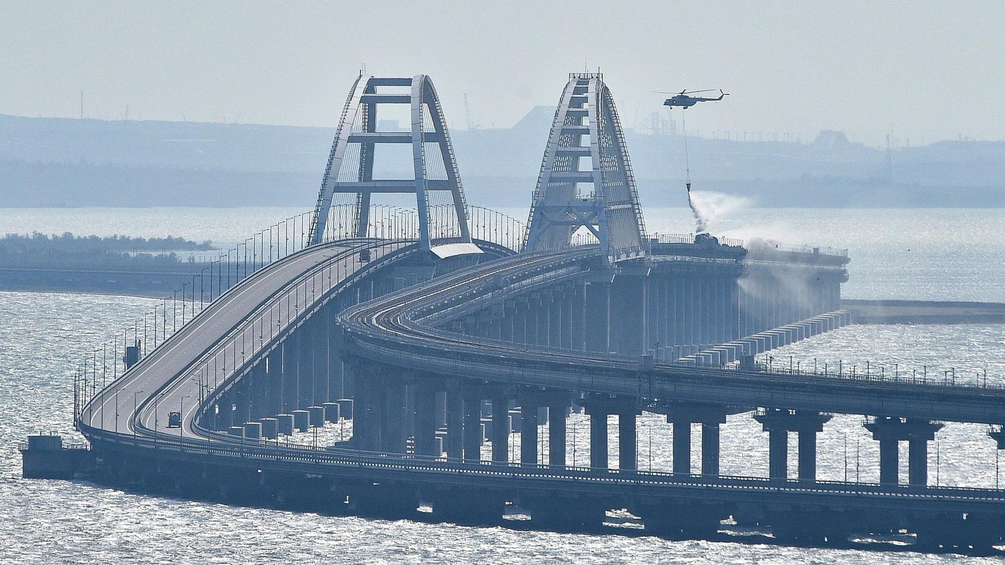 Die Krimbrücke - hier nach einem russischen Angriff im Oktober 2022 - ist ein Nadelöhr der russischen Kriegslogistik. Mit dem Taurus könnte die Ukraine sie zerstören.
