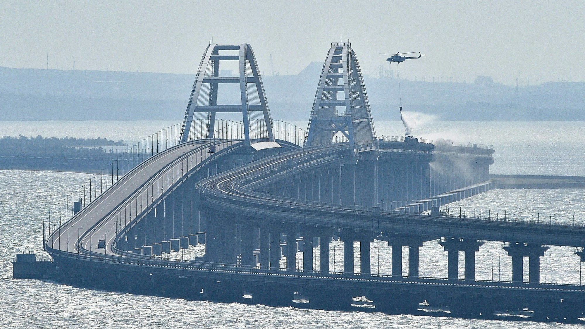 Die Krimbrücke - hier nach einem russischen Angriff im Oktober 2022 - ist ein Nadelöhr der russischen Kriegslogistik. Mit dem Taurus könnte die Ukraine sie zerstören.